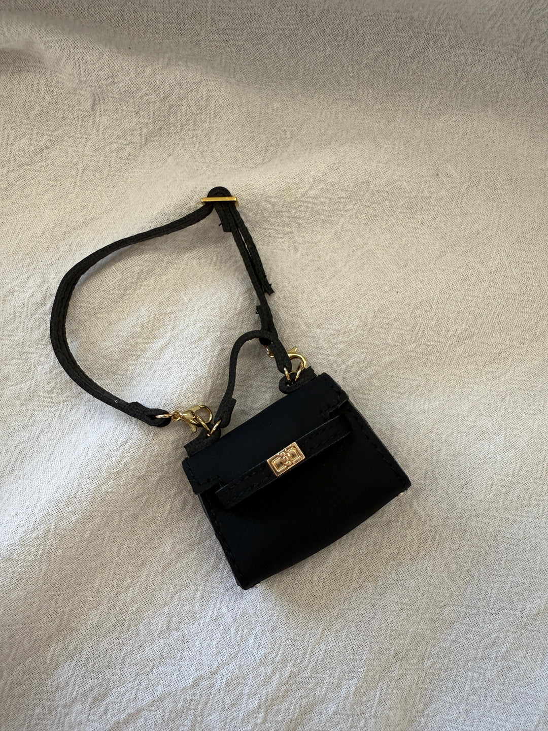 Sac à main miniature de luxe Labubu – Cabas en cuir noir avec fermoir doré