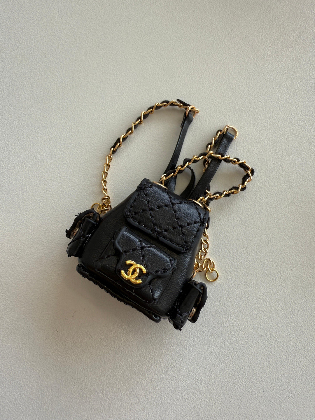 Labubu ミニチュア高級バックパック - ゴールドアクセント付き黒キルト