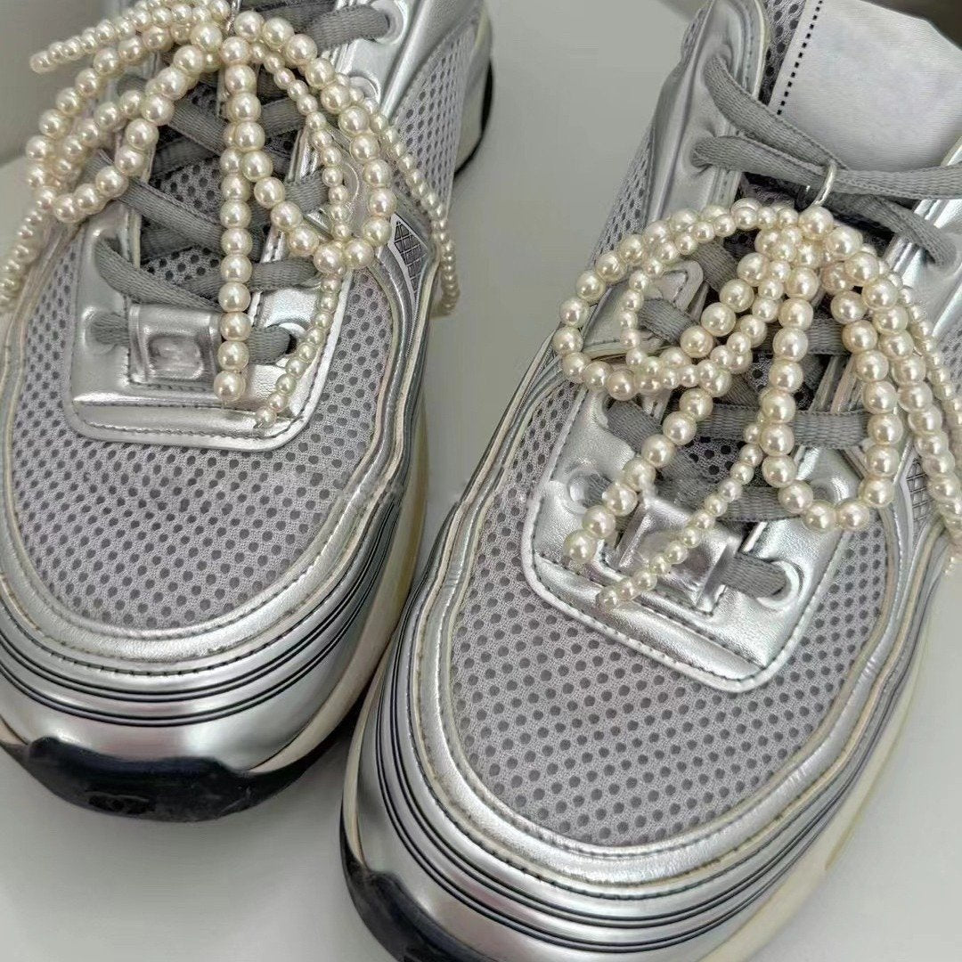 Breloques en forme de lacets de chaussures nacrés