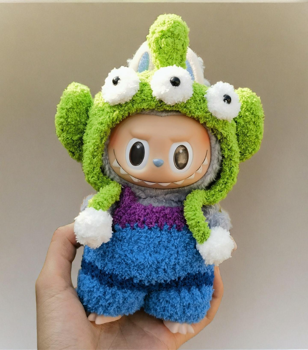 Labubu コズミックエイリアンコスチュームセット - ブルーオーバーオール＆モンスターフード (17cm)