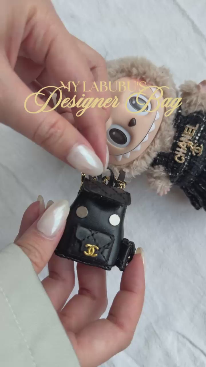 Labubu ミニチュア高級バックパック - ゴールドアクセント付き黒キルト